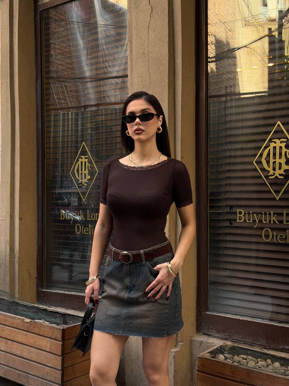 Kayık Yaka Dantel Garnili Kahve Bluz – Şık ve Feminen Kadın Bluz
