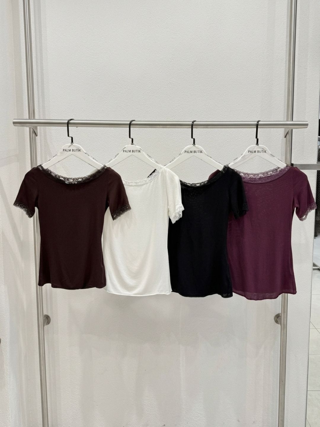 Kayık Yaka Dantel Garnili Bordo Bluz – Feminen ve Şık Kadın Bluz - Görsel 5