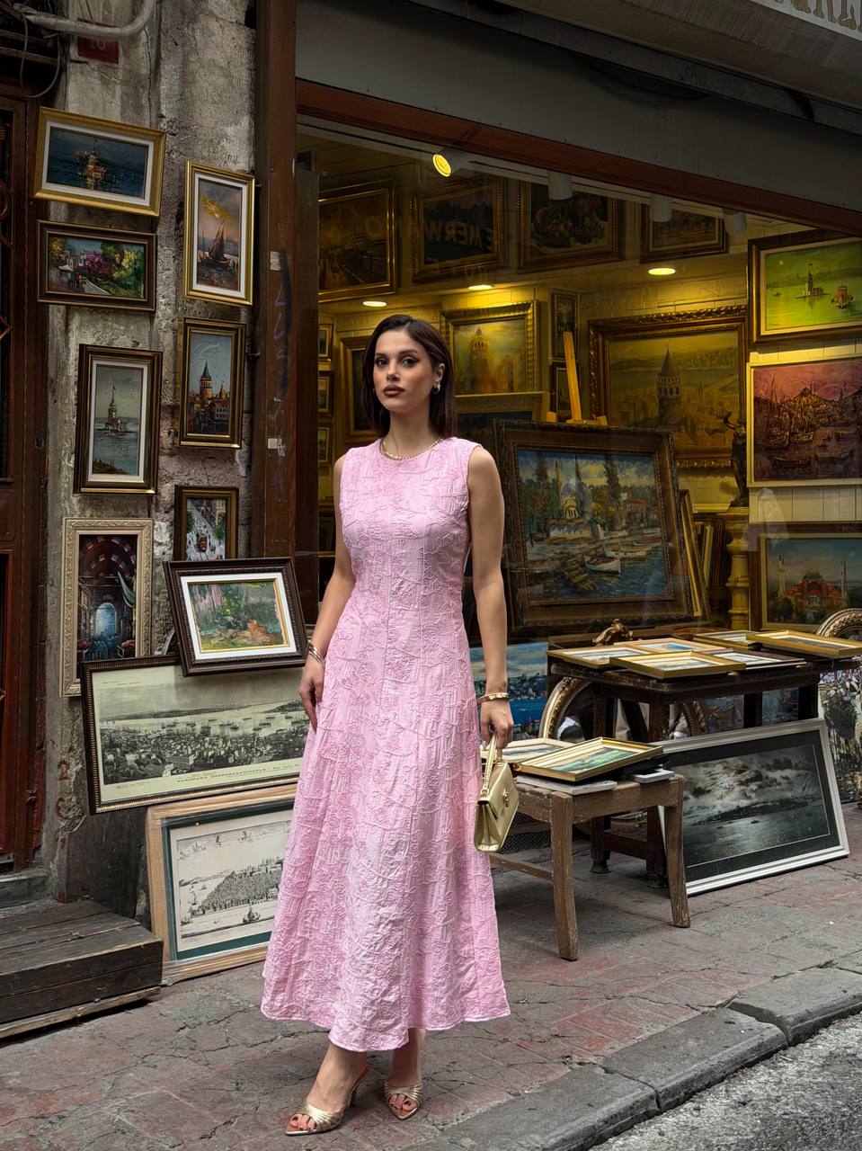 Suzine Nakışlı Sıfır Kol Midi Elbise – Zarif Kadın Elbise Modeli
