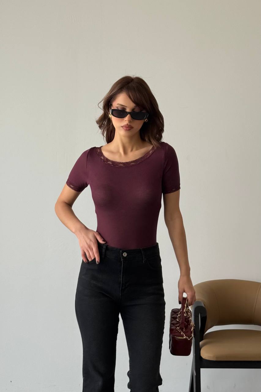 Kayık Yaka Dantel Garnili Bordo Bluz – Feminen ve Şık Kadın Bluz - Görsel 4