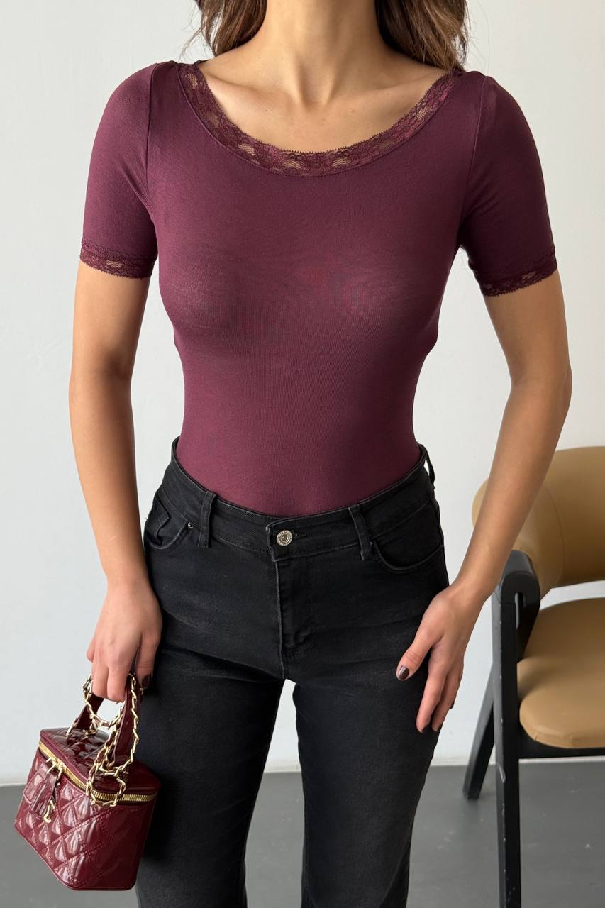 Kayık Yaka Dantel Garnili Bordo Bluz – Feminen ve Şık Kadın Bluz - Görsel 3